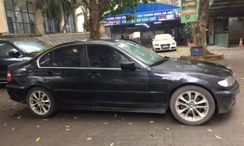 &quot;Soi&quot; xe sang Mercedes va BMW gia chi 300 trieu tai VN-Hinh-7